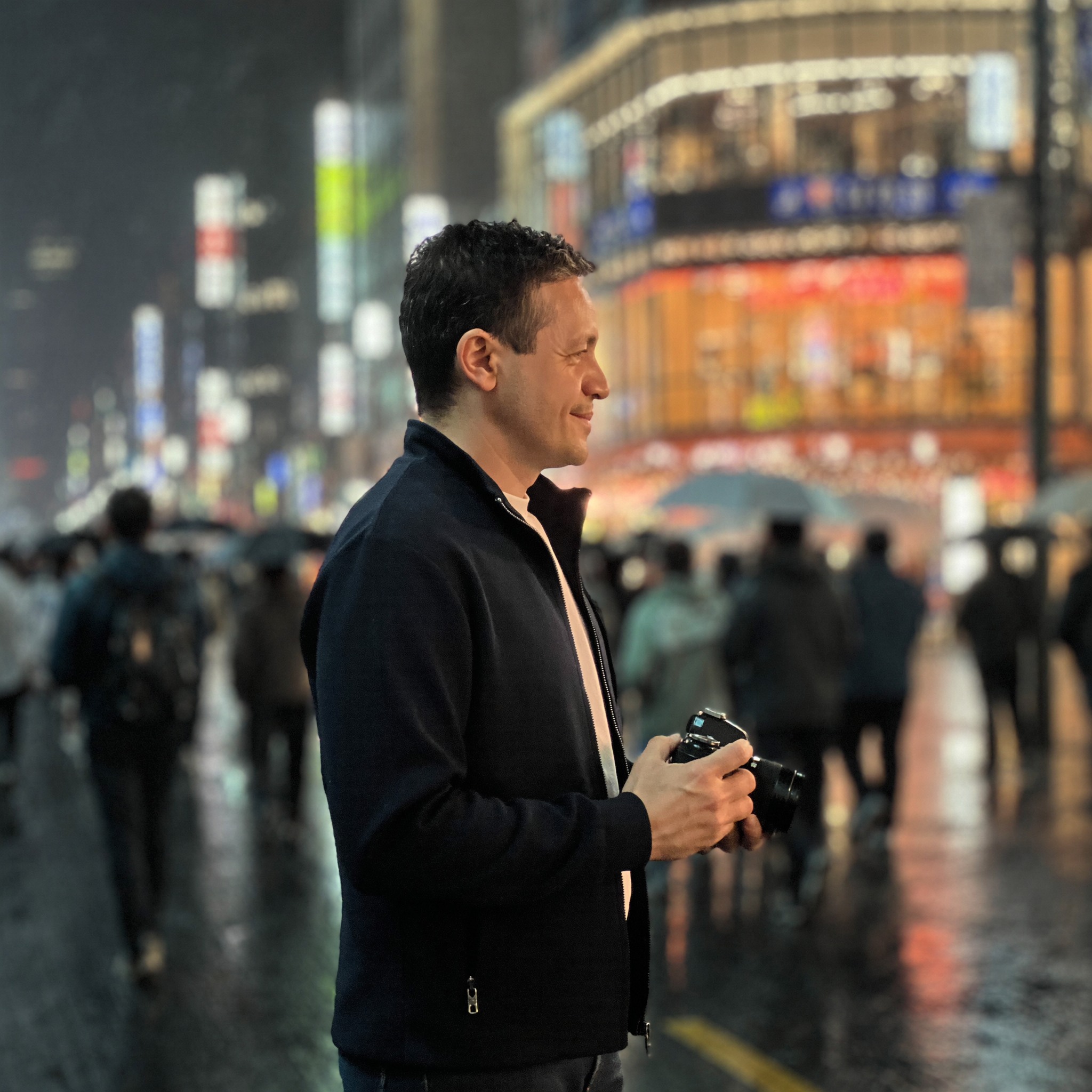 Roberto Pereira Eisenlohr - Night street photography in Tokyo
